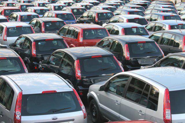 Taxa de primă înmatriculare auto ar putea fi înlocuită cu un "timbru de mediu"
