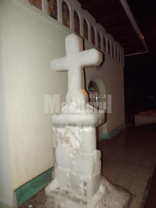 Cruce de gheaţă la Biserica Sf. Vasile cel Mare din Burdujeni