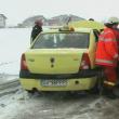 Tânărul accidentat a fost scos din maşină de pompierii de la Descarcerare şi transportat cu o ambulanţă SMURD la Urgenţele Spitalului Judeţean