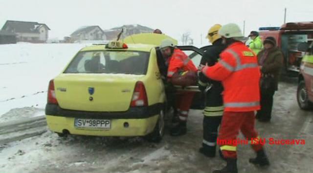 Tânărul accidentat a fost scos din maşină de pompierii de la Descarcerare şi transportat cu o ambulanţă SMURD la Urgenţele Spitalului Judeţean