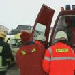 Tânărul accidentat a fost scos din maşină de pompierii de la Descarcerare şi transportat cu o ambulanţă SMURD la Urgenţele Spitalului Judeţean