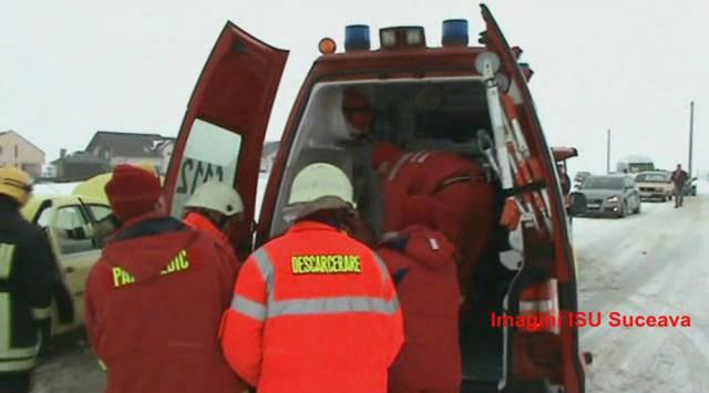 Tânărul accidentat a fost scos din maşină de pompierii de la Descarcerare şi transportat cu o ambulanţă SMURD la Urgenţele Spitalului Judeţean