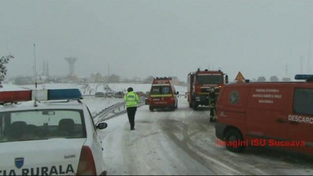 Tânărul accidentat a fost scos din maşină de pompierii de la Descarcerare şi transportat cu o ambulanţă SMURD la Urgenţele Spitalului Judeţean