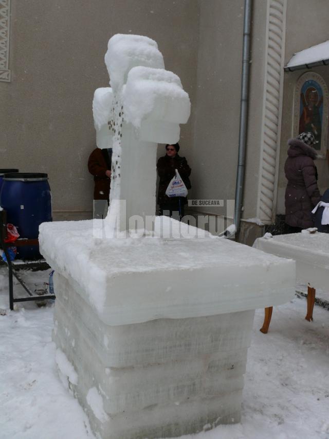 Crucea de gheaţă de la Biserica Sf. Pantelimon