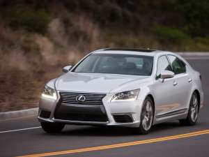 Lexus vrea un model de performanță în clasa medie