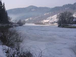 Pe râurile din zona de munte, există poduri de gheaţă întinse pe 20 sau chiar 30 de km