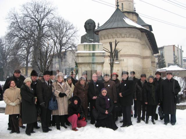 Depunere de coroane de flori la monumentul lui Mihai Eminescu din Suceava