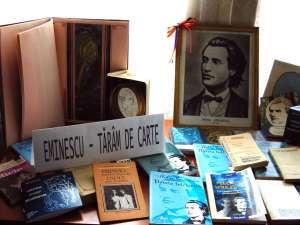 Aproape nimeni nu cumpără cărţi de Eminescu doar pentru plăcerea lecturii, spun criticii