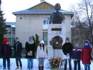 Elevii Şcolii Gimnaziale “Ion Irimescu” din Fălticeni l-au omagiat pe Eminescu