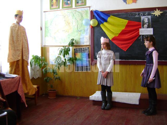 Festivitate  dedicată lui Eminescu, la şcoala Călineşti Enache