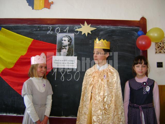 Festivitate  dedicată lui Eminescu, la şcoala Călineşti Enache