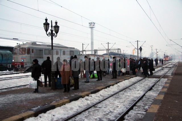 O parte a călătorilor au îngheţat pe peron în aşteptarea trenului
