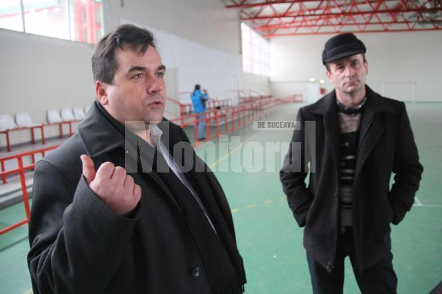 Primarul Vasile Avram, alături de viceprimarul Vasile Munteanu