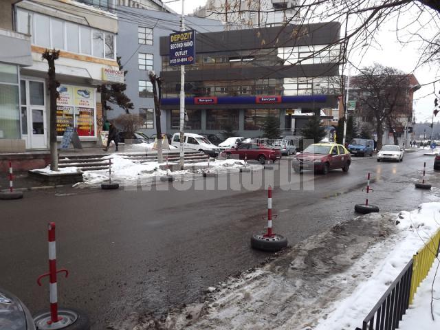 Lateralele străzii Nicolae Bălcescu au fost ocupate ilegal cu stâlpi metalici
