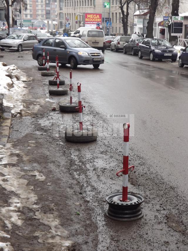 Lateralele străzii Nicolae Bălcescu au fost ocupate ilegal cu stâlpi metalici