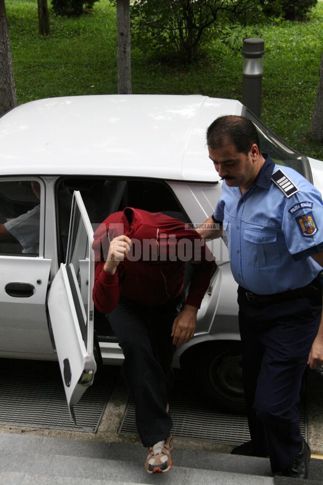 infractor escortat de un poliţist