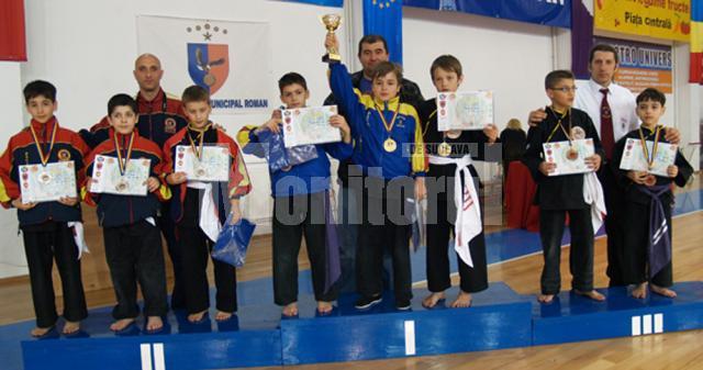 Băieţii de la „Kim Long Dao” Fălticeni, locul III la Campionatul Naţional,  împreună cu instructorul Maxim