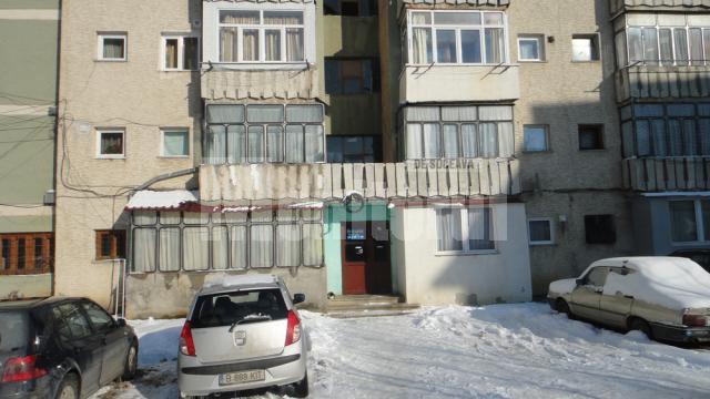 Incidentul s-a petrecut într-o garsonieră dintr-un bloc situat pe Calea Bucovinei din Rădăuţi