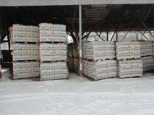 Peste 160 de tone de ciment trimise ca ajutoare în judeţul Suceava în 2008, zac abandonate în parcarea Serviciului Teritorial al Poliţiei de Frontieră din Rădăuţi
