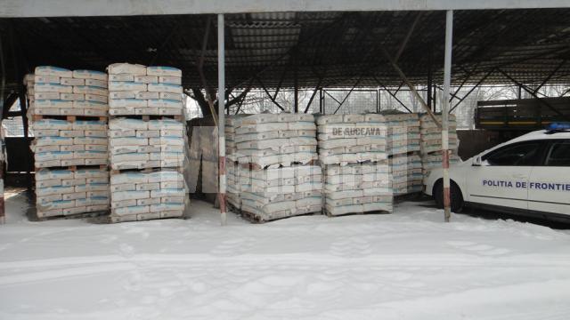 Peste 160 de tone de ciment trimise ca ajutoare în judeţul Suceava în 2008, zac abandonate în parcarea Serviciului Teritorial al Poliţiei de Frontieră din Rădăuţi