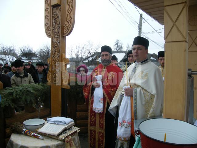 La Bogdăneşti, de Sărbătoarea „Întâmpinarea Domnului”, a fost sfinţită de un sobor de preoţi o troiţă