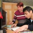 Vasile Pop, în vârstă de 15 ani, împreuna cu asistentul maternal