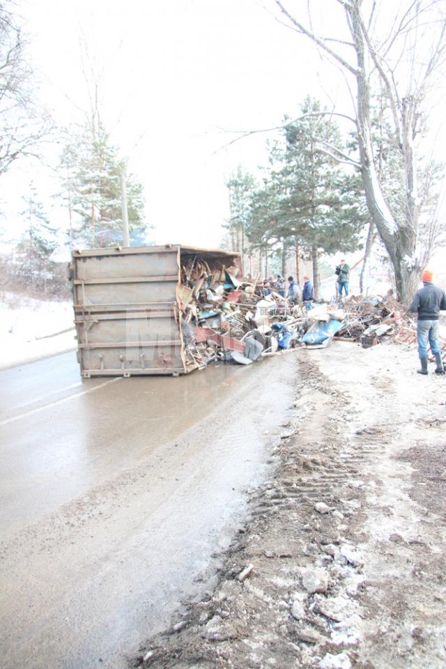 Accidentul s-a produs în curba foarte strânsă de la ieşirea din pădure