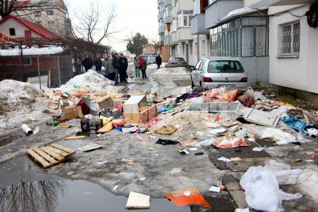 Scene dramatice în faţa blocului de pe strada Prieteniei