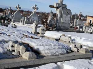 Morminte distruse de hoţii de fier vechi