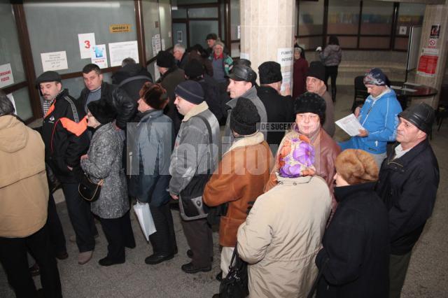 Sute de contribuabili s-au prezentat ieri la ghişeele şi casieriile Primăriei Suceava pentru a plăti taxele şi impozitele la noile valori