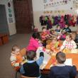Copii cu vârste cuprinse între 3 şi 6 ani sunt îndrumaţi de educatorul Jorea