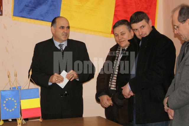 Directorul Paul Buhlea, comandantul Poliţiei municipiului Fălticeni, Ioan Nichitoi, şi primarul Cătălin Coman