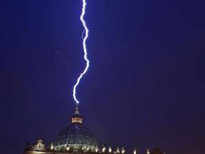 Imaginea cu fulgerul care a lovit domul Bazilicii Sfântul Petru. Foto: EPA