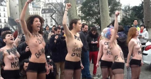 "Acţiune topless" în catedrala Notre-Dame. Militante Femen au sărbătorit plecarea Papei