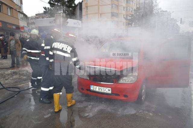 Pompierii de la Detaşamentul Suceava au reuşit să stopeze incendiul în faza incipientă