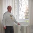 Vasile Pricop aşteaptă cu disperare ca în apartament să-i revină căldura, apa caldă şi apa rece