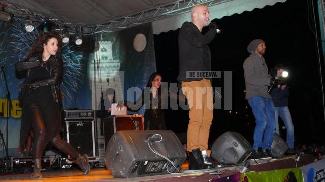 Cei doi interpreţi ai trupei Alb Negru, Andrei şi Kamara, împreună cu DJ-ul formaţiei, au reuşit să facă un spectacol de excepţie