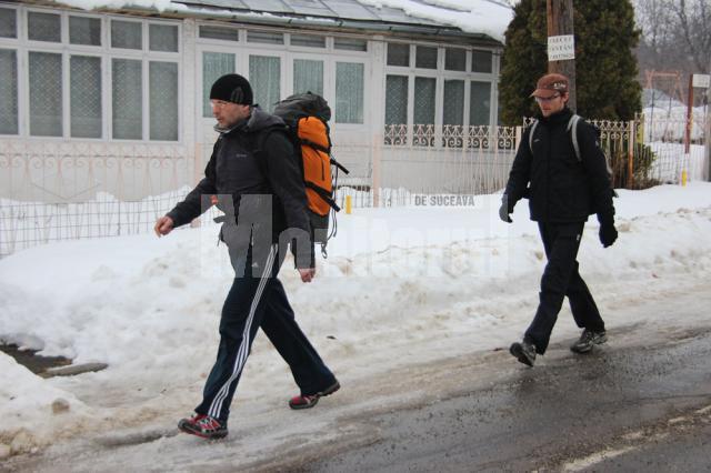 Cei doi se antrenează zilnic 15-20 de kilometri, cu rucsacurile în spate