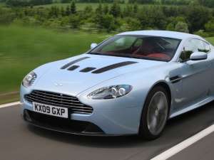 Aston Martin prezintă puternicul Vantage V12