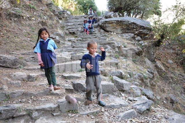Elevi nepalezi întorcându-se de la şcoală