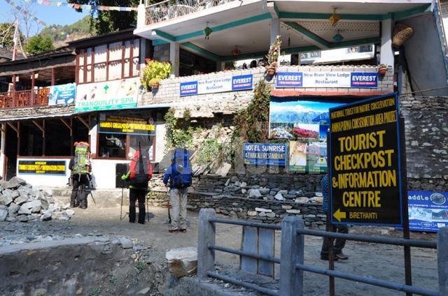 La intrarea în parcul naţional Annapurna sunt verificate permisele de acces