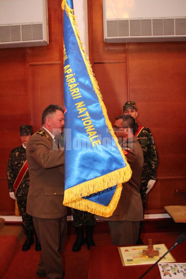 Actualul comandant al unităţii, colonelul Mugurel Anton, a primit steagul de identificare al CMJ Suceava
