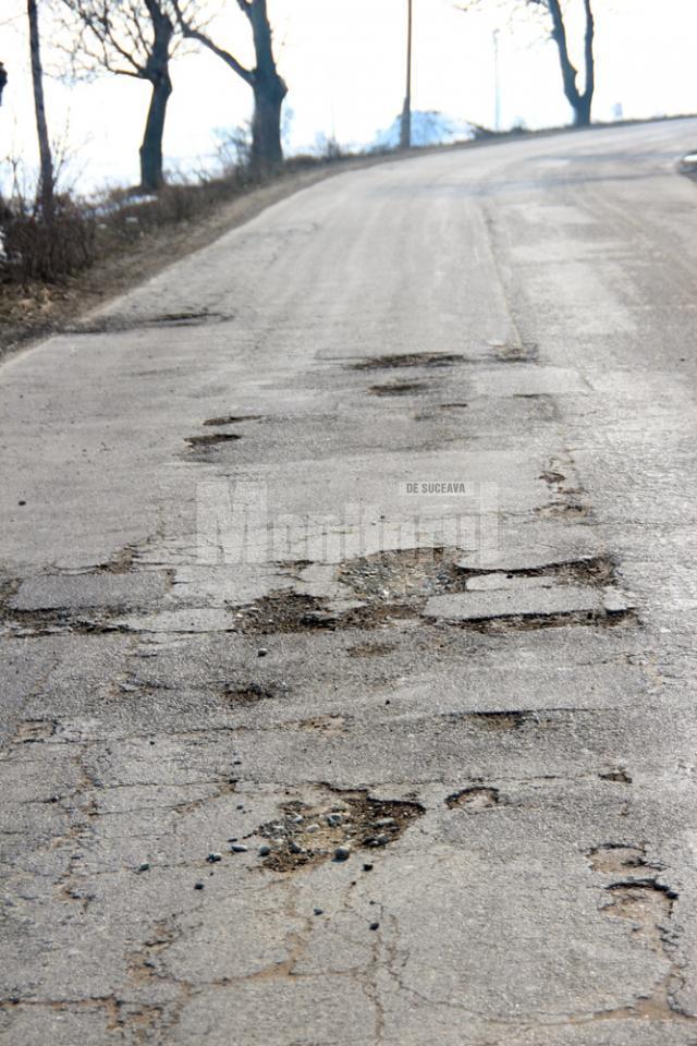 Gropile de pe drumurile naţionale de pe teritoriul judeţului Suceava ar putea fi plombate de la 1 martie