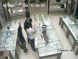 Un cuplu de îndrăgostiți, filmați în timp ce furau din magazine de bijuterii