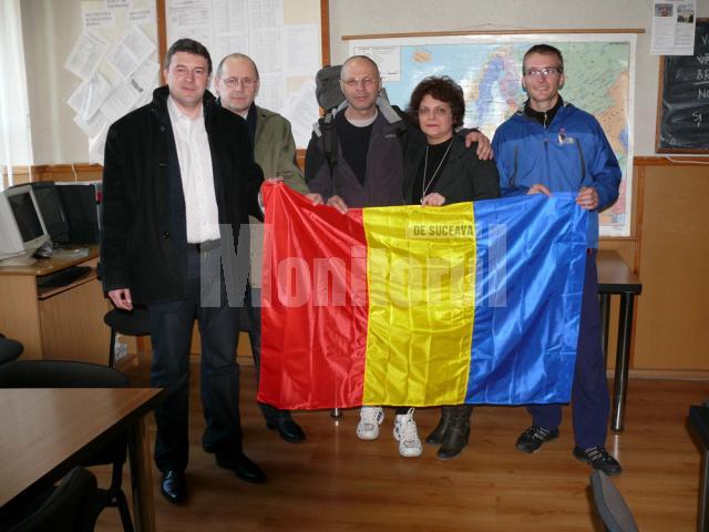 Primarul Cătălin Coman, viceprimarul Gheorghe Aldea, Călin Dănilă, directoarea Claudia Suseanu şi Ionel Cojocaru la plecarea din cancelarie