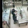 Cei doi, surprinşi de camerele video într-un magazin de bijuterii din mall