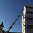 Intervenţie a pompierilor pentru îndepărtarea unei bucăţi din acoperişul unui bloc