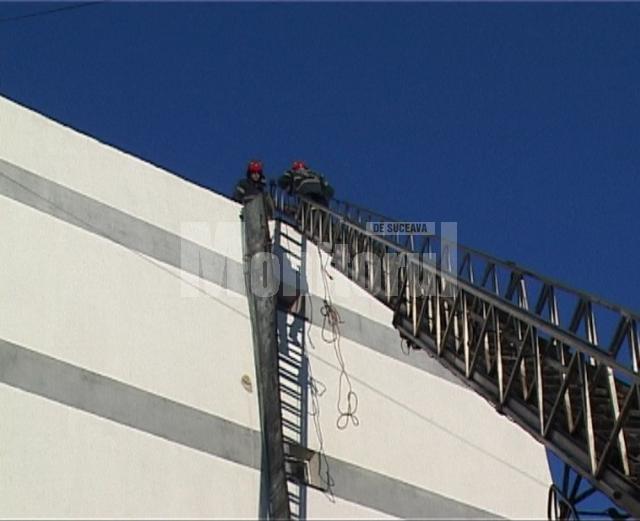 Intervenţie a pompierilor pentru îndepărtarea unei bucăţi din acoperişul unui bloc