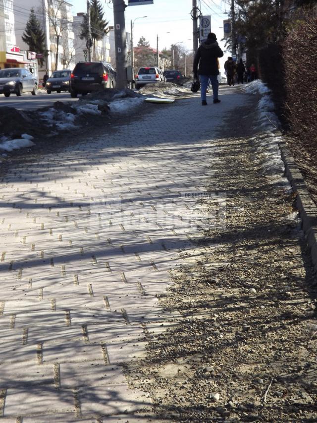 Nisipul şi pietrişul date ca antiderapant pe trotuarul din fata Primăriei Suceava
