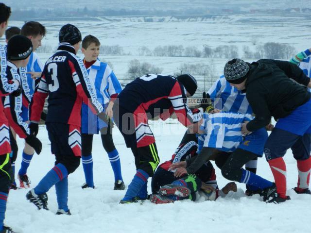 Cei mai mari dintre participanți au jucat rugby în 7 pe zăpadă